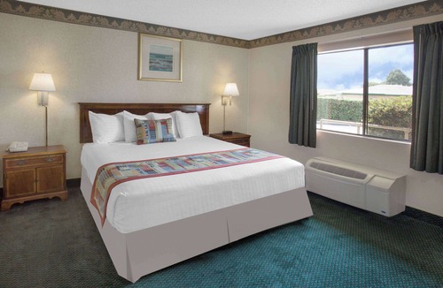 Downtown Hotel | Travelodge by Wyndham Costa Mesa Newport Beach Hacienda