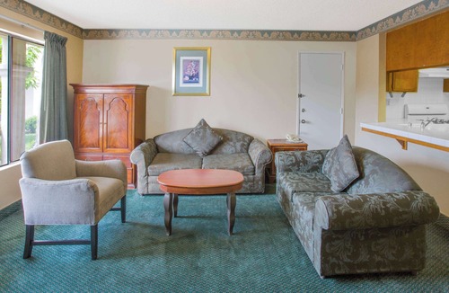 Downtown Hotel | Travelodge by Wyndham Costa Mesa Newport Beach Hacienda