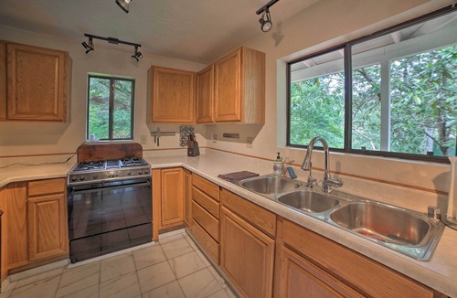 Los Gatos House | Tree-Lined Los Gatos Home w/Spacious Deck!