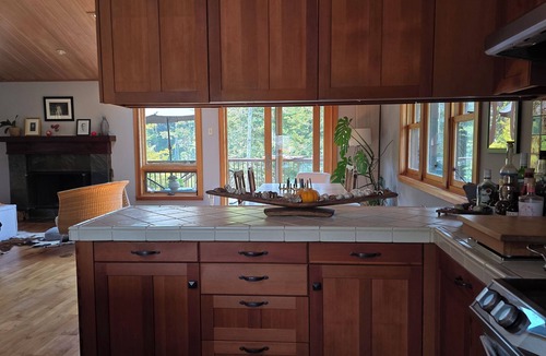 Manchester House | Tree Top Retreat I Cedar Hottub I Garden I Beach Access