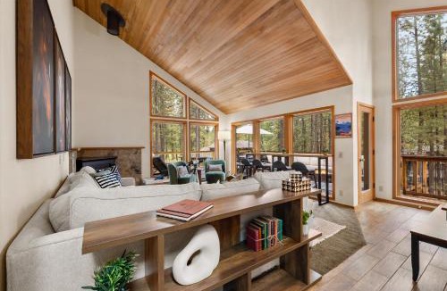 Black Butte Ranch House | Treehouse Cabin Hot Tub Sauna Game Room