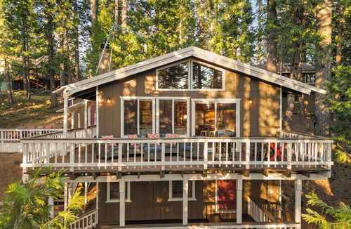 Arnold Ski Chalet | Treehouse Chalet with Fire Pit and Pool Table
