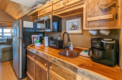 Mountain View Cabin | Treehouse Thyme - romantic getaway close to town
