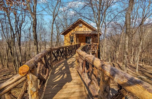 Mountain View Cabin | Treehouse Thyme - romantic getaway close to town