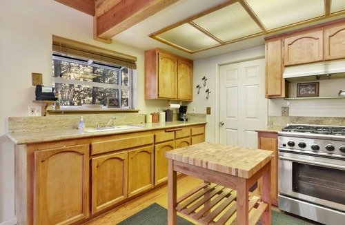 Upper Moonridge Cabin | Treetop Views Retreat at Big Bear w/Pool Table