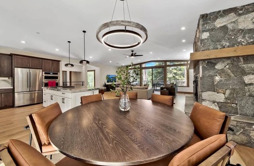Kingswood Estates Cabin | Treetops Adventure Lodge: Designer Home+Hot Tub+AC