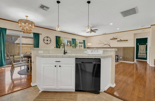 Elk Grove House | Tremendous 3-bedroom house with AC in pleasant Elk Grove