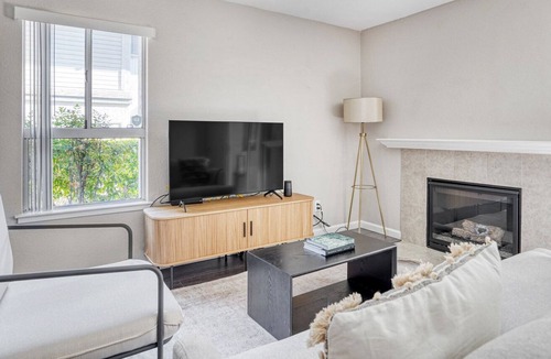 Willow Glen Apartment | Trendy San Jose Townhome w/ Pool & Gym, near highways, by Blueground