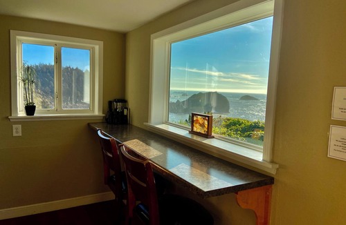 Trinidad House | Trinidad Coastal Retreat – Open Living, Panoramic Ocean Views & Stylish Comfort