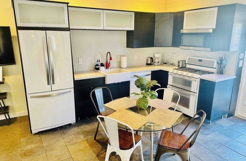 Old Southwest House | Triplex in Great Neighborhood/6 BR/10TVs/Sleeps 23