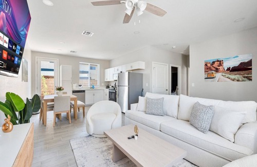 Glendale Apartment | Tropical 2B2B Pool, Comfy Beds & Parking