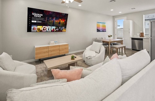 Glendale Apartment | Tropical 2B2B Pool, Comfy Beds & Parking