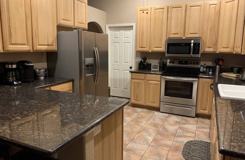 Sunridge Estates House | Tropical Sunridge Estates Large Family Pool Retreat-6 minutes to Lake Mohave!