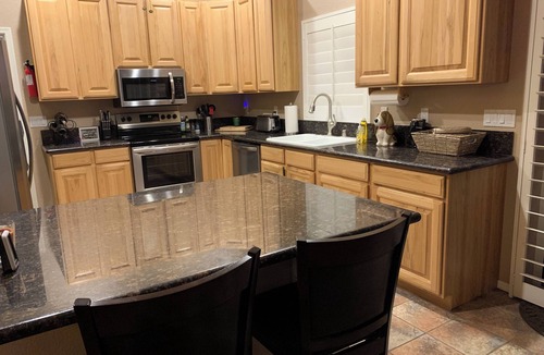 Sunridge Estates House | Tropical Sunridge Estates Large Family Pool Retreat-6 minutes to Lake Mohave!