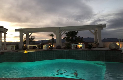 Sunridge Estates House | Tropical Sunridge Estates Large Family Pool Retreat-6 minutes to Lake Mohave!
