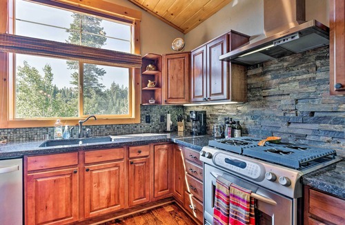 Truckee House | Truckee Escape w/Hot Tub Near Ski Resorts