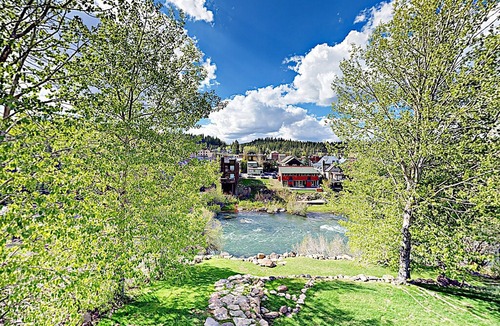Downtown House | Truckee Riverfront Retreat | Walk to Downtown | Near Slopes, Lake, Bike Trail