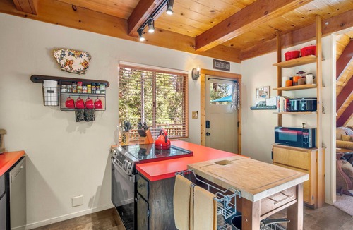Arnold Cabin | TUCKED AMONG TOWERING PINES IN A QUIET FOREST SETTING