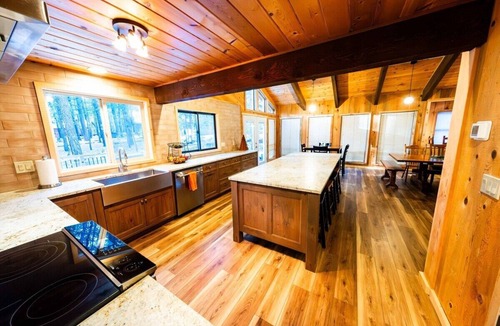 Black Butte Ranch House | Twisted Pines Retreat | Sleeps 13 | Chef's Kitchen
