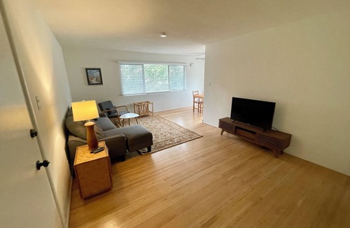 Downtown Long Beach Apartment | Two bedroom apartment within the heart of a walker’s paradise. Near the beach.