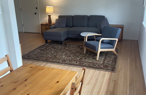 Downtown Long Beach Apartment | Two bedroom apartment within the heart of a walker’s paradise. Near the beach.