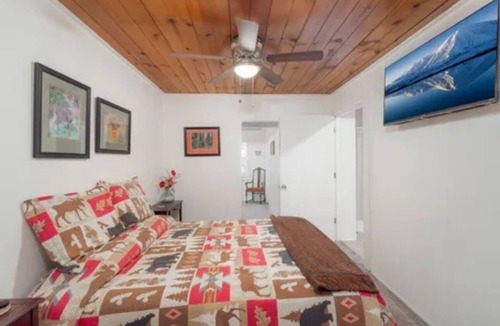 Roseburg Cabin | Two Bedroom Queen Suit- Historic Lodge on the North Umpqua River