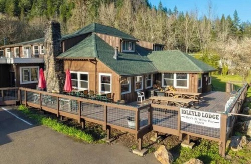 Roseburg Cabin | Two Bedroom Queen Suit- Historic Lodge on the North Umpqua River