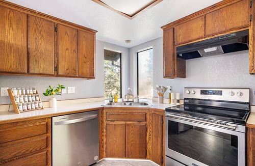 Grants Pass House | Two Living Spaces Private Downstairs Suite