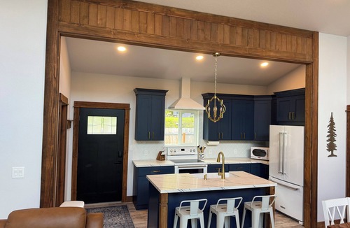 Vida House | Two Master Suites and a Hot Tub on the River