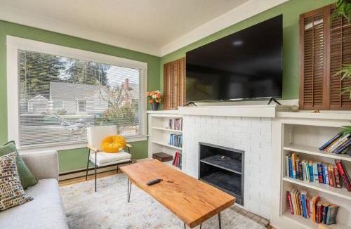Amazon House | U of O Emerald House Next To Hayward Field w/ Parking!