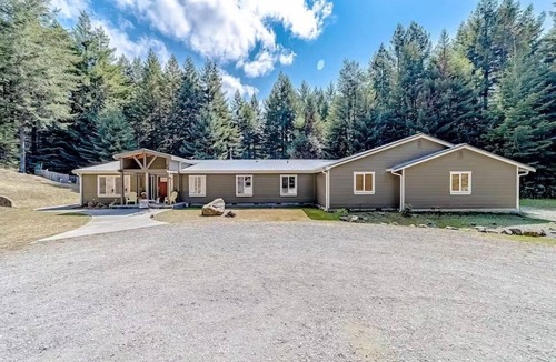 McKinleyville House | 🌲 Ultimate Group Getaway! Bigfoots Hideaway in the Heart of the Redwoods!🌲