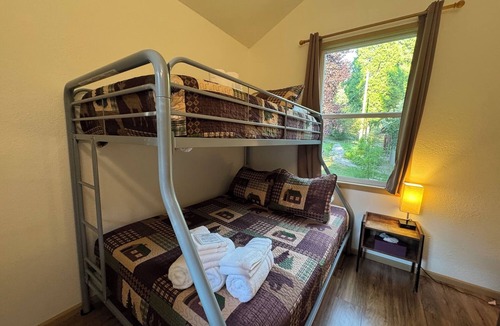 Idleyld Park Cabin | Umpqua National Forest Cabin #3 – Near Crater Lake & Umpqua Hot Springs