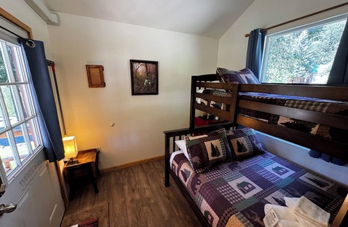 Idleyld Park Cabin | Umpqua National Forest Cabin #8 – Near Crater Lake & Umpqua Hot Springs