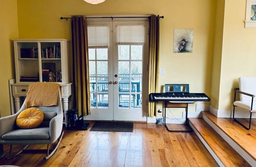 Harrisburg House | Unique 3-bedroom Artist Farmhouse in Pleasant Harrisburg for Relaxing Retreats