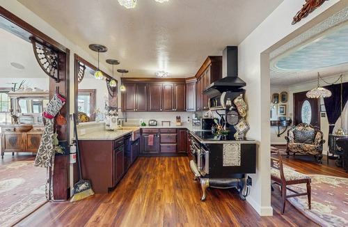Calpine House | Unique 3BR: Mountain Views, Hot Tub & Wood Stove