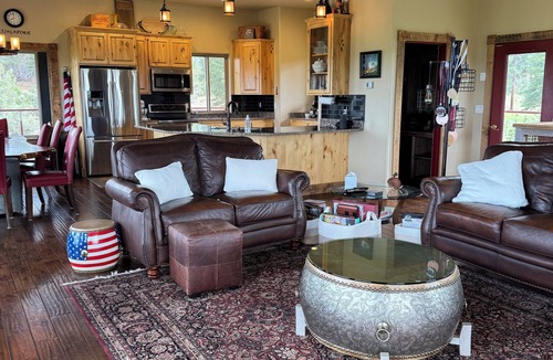 Bonanza Apartment | Unique Country Sky-high with 360° views of mountains & the valley