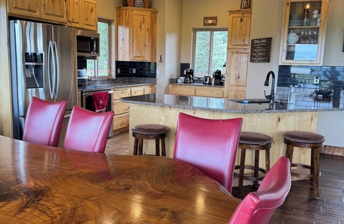 Bonanza Apartment | Unique Country Sky-high with 360° views of mountains & the valley