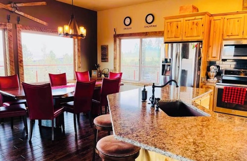 Bonanza Apartment | Unique Country Sky-high with 360° views of mountains & the valley