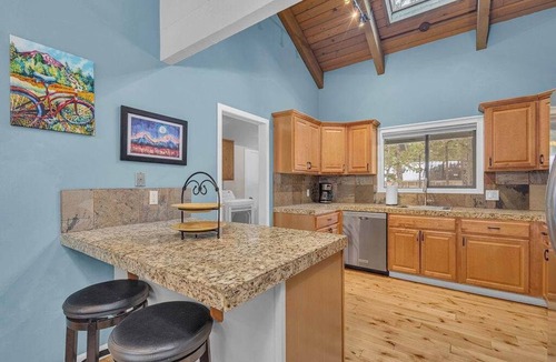 Sunriver House | Unique spacious cabin with private deck, hot tub!