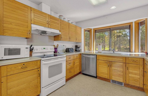Sunriver House | Unique, spacious, private deck, HT, great room