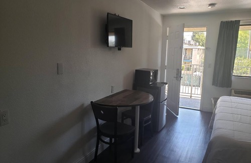 Raisin Hotel | University Inn