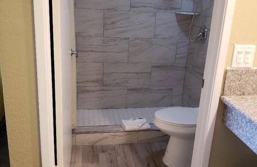 Raisin Hotel | University Inn