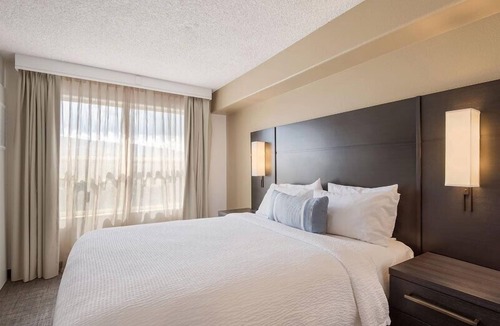 Reno/Tahoe Airport Hotel | Unwind and Relax! Spacious Unit w/Full Kitchen, Pet-friendly, Free Breakfast!