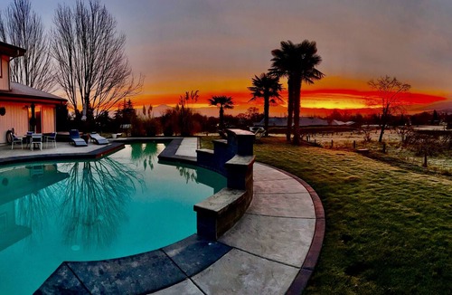 Medford House | Unwind on 5 gated acres in Southern Oregon Wine Country—pool, hot tub, cedar sauna & mountain views. Sleeps 14 with room to spread out. Two miles to historic Jacksonville's tasting rooms, restaurants & Britt Fest.