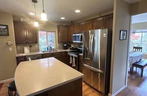 Eugene House | UofO, Autzen, Hayward 5 min away. Quite 2 story clean home, full kitchen 4 beds