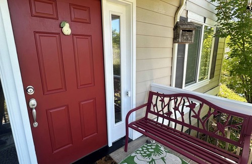 Eugene House | UofO, Autzen, Hayward 5 min away. Quite 2 story clean home, full kitchen 4 beds