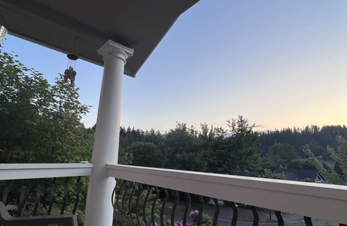 Eugene House | UofO, Autzen, Hayward 5 min away. Quite 2 story clean home, full kitchen 4 beds