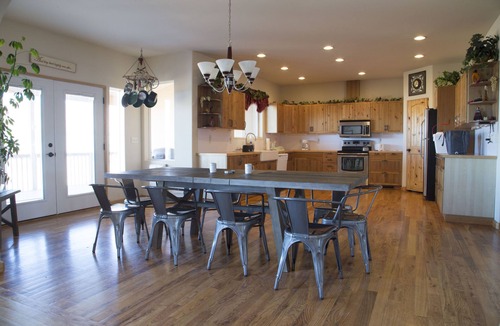Kanab House | Up to 10 Guests in Kanab's 2nd Largest Home! 6 Bedrooms 6.5 Baths, Country, View