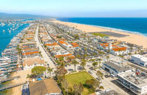 Balboa Peninsula House | Updated 2Br Cottage One House From Beach - Super Central By Beachview Rentals