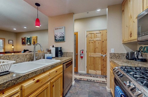 Olympic Valley Condo | Updated condo near ski resort with heated pool, hot tub, fireplace, balcony, W&D
